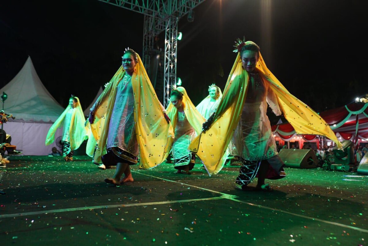 Penampilan Tarian 'Pesona Pontianak Kemilau Khatulistiwa' mengantarkan Kota Pontianak meraih Juara III Penampilan Terbaik pada Indonesian International Arts Festival APEKSI 2025 di Surabaya.