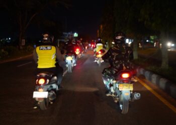 Polres Kubu Raya bersama TNI menggelar patroli gabungan berskala besar di wilayah Kabupaten Kubu Raya, Kalimantan Barat.