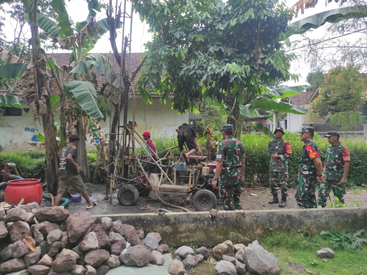Dansatgas TMMD Jember pantau di salah satu titik pembuatan sumur bor di belakang Balai Desa Plalangan. Foto: Sigit Priyono/Jurnalis.co.id