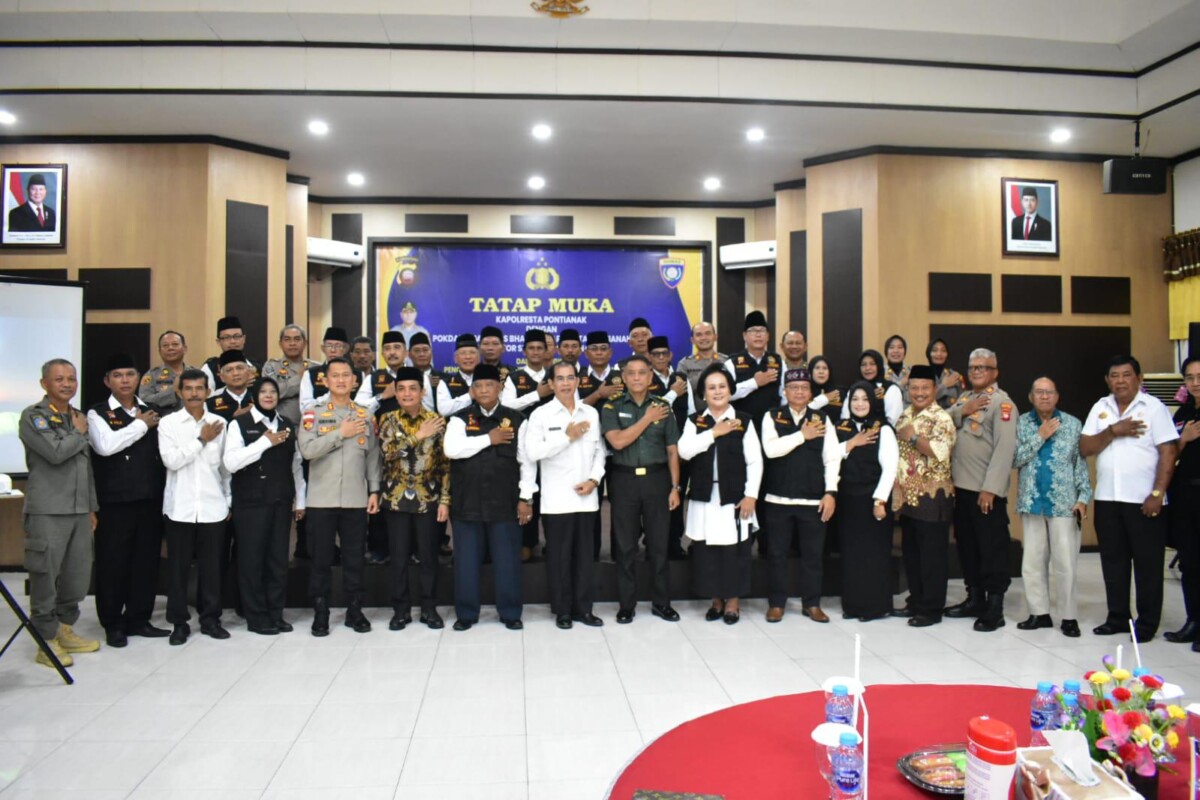 Wakil Wali Kota Pontianak Bahasan menghadiri pelantikan Pengurus Pokdarkamtibmas masa bakti 2025-2028 di Aula Mapolresta Pontianak.