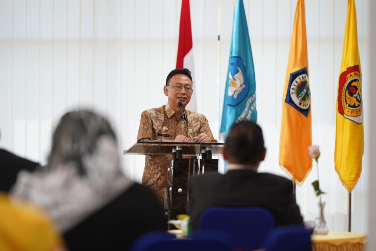 Wali Kota Pontianak Edi Rusdi Kamtono menyampaikan paparan dalam forum Knowledge Sharing
Series dengan tema 'Water Management and Water Treatment' di Universitas Panca Bhakti.