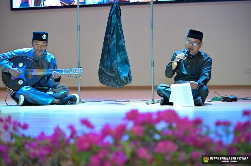 Jumadi Gading membawa identitas budaya lokal Kayong Utara dan Ketapang melalui penampilan syair gulung, yang menjadi ciri khas daerah tersebut.