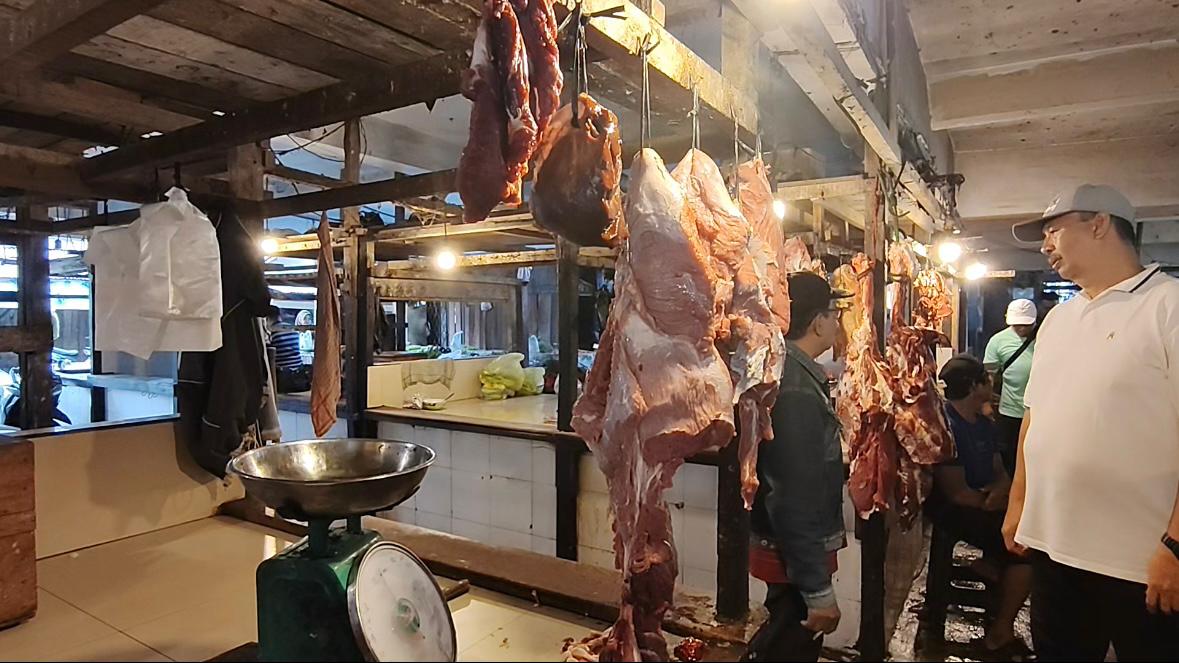 Penjual daging di pasar tradisional.