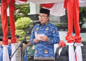 Bupati Sujiwo usai memimpin upacara peringatan di Halaman Kantor Bupati Kubu Raya, Selasa (20/5/2025).