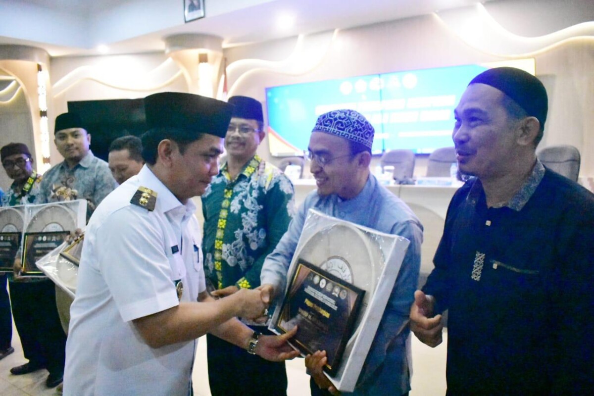 Wakil Wali Kota Pontianak Bahasan menyerahkan penghargaan kepada masjid-masjid administrasi lengkap dan aktif di wilayah Kota Pontianak.