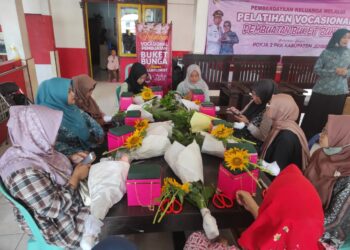 Pelatihan vocasional buket bunga di Balai Desa Plalangan dalam mendukung TMMD ke-124 Jember (foto: Sigit Priyono/Jurnalis co.id)
