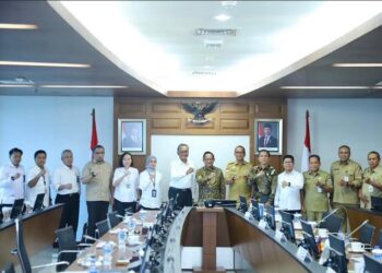 Bupati Sambas, Satono melakukan pertemuan penting dengan Menteri Pekerjaan Umum (PU) Dody Hanggodo, Menteri Dalam Negeri Tito Karnavian selaku Kepala Badan Nasional Pengelola Perbatasan.