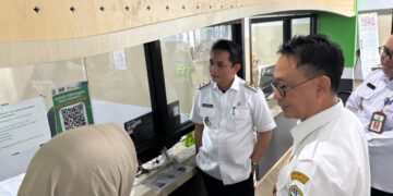 Wali Kota Pontianak Edi Rusdi Kamtono bersama Wakil Wali Kota Bahasan meninjau loket pelayanan di Mal Pelayanan Publik.