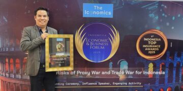 Kadiv Akuntasi Bank Kalbar, Sudirman yang mewakili Dirut Bank Kalbar Rokidi saat menerima penghargaan bergengsi Top Bank 2025 in KBMI 1 Category dalam ajang 6th Indonesia Top Bank Awards 2025 yang diselenggarakan oleh The Iconomics. di Auditorium Kementerian Koperasi RI, Jakarta pada Selasa, 27 Mei 2025.