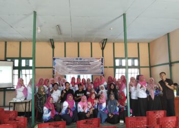 Ibu-ibu PKK bersama dosen Program Studi Pendidikan Ilmu Pengetahuan Sosial (IPS) FKIP Universitas Tanjungpura menyelenggarakan pelatihan kewirausahaan berbasis kearifan lokal di Aula Desa Rasau Jaya 1, Kecamatan Rasau Jaya, Kabupaten Kubu Raya, Kamis (29/5/2025). Foto ( istimewa)