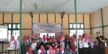 Ibu-ibu PKK bersama dosen Program Studi Pendidikan Ilmu Pengetahuan Sosial (IPS) FKIP Universitas Tanjungpura menyelenggarakan pelatihan kewirausahaan berbasis kearifan lokal di Aula Desa Rasau Jaya 1, Kecamatan Rasau Jaya, Kabupaten Kubu Raya, Kamis (29/5/2025). Foto ( istimewa)