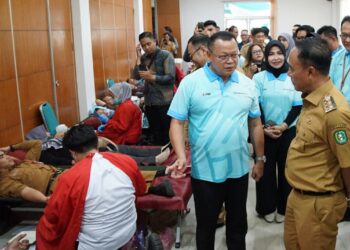 Wakil Gubernur Krisantus Kurniawan bersama Dirut Bank Kalbar Rokidi melihat proses Donor Darah yang berlangsung memperingati HUT ke 61 PT BPD Kalimantan Barat. Foto: Irfan Rachakim/Bank Kalbar
