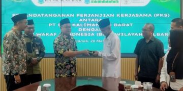 Penandatanganan nota kesepahaman (MoU) antara Bank Kalbar dan Badan Wakaf Indonesia (BWI) tentang kerja sama penerimaan wakaf uang di Kantor Pusat Bank Kalbar Pontianak pada Senin (26/5/2025).