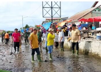 Suasana hangat penuh semangat menyelimuti Kecamatan Siulak Mukai pada Jumat pagi (23/5/2025), saat Bupati Kerinci, Monadi, turun langsung memimpin kegiatan gotong royong membersihkan Sungai Air Mukai.