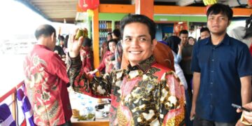 Wakil Wali Kota Pontianak Bahasan bersama Ketua DPRD Kota Pontianak Satarudin membagikan bakcang dari atas kapal wisata saat menyusuri Sungai Kapuas pada Festival Bakcang 2576.