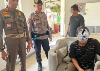 Pria misterius bongkar papan gedung tua samping rumdin wagub kalbar [Foto: Istimewa]