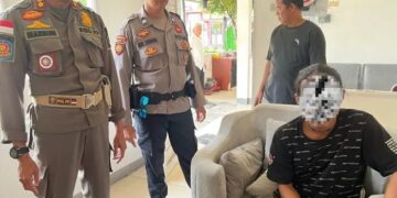 Pria misterius bongkar papan gedung tua samping rumdin wagub kalbar [Foto: Istimewa]