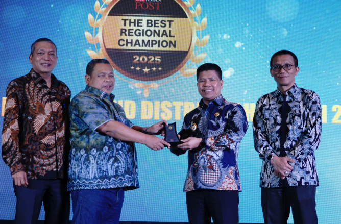 Satono terima penghargaan dari oleh Fathan Subchi Selaku Anggota VI Badan Pemeriksa Keuangan Republik Indonesia di Grand Ballroom Shangri-La Hotel Jakarta Jum’at (16/05/2025).