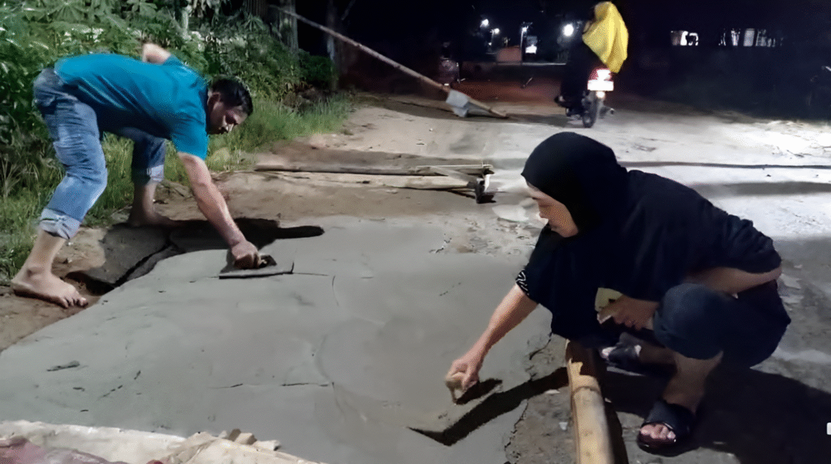 Warga Desa Antibar sedang memperbaiki Jalan yang rusak didesanya