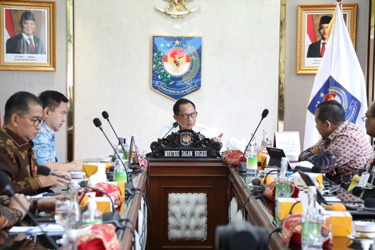 Menteri Dalam Negeri (Mendagri) Muhammad Tito Karnavian menggelar rapat koordinasi secara virtual dengan seluruh pemerintah daerah (Pemda) se-Indonesia, Kamis (8/5/2025).