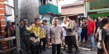 Walikota Pontianak Edi Rusdi Kamtono saat meninjau kebakaran di kampung beting dan berinteraksi langsung dengan korban. FOTO: Istimewa