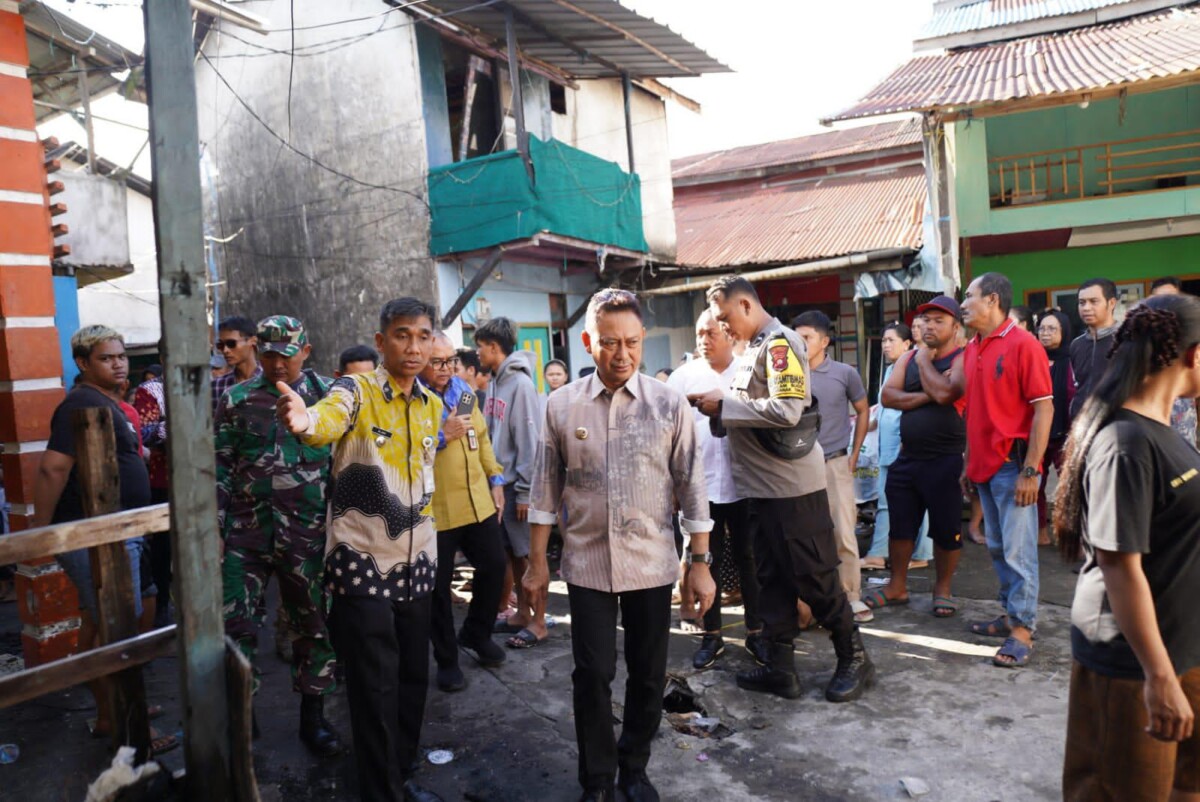 Walikota Pontianak Edi Rusdi Kamtono saat meninjau kebakaran di kampung beting dan berinteraksi langsung dengan korban. FOTO: Istimewa