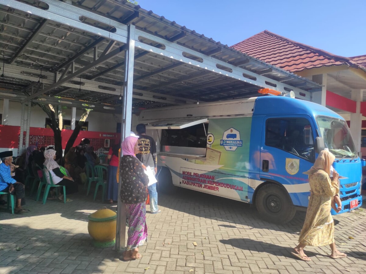 Layanan Kependudukan dari Dispendukcapil Kabupaten Jember di halaman Balai Desa Plalangan dalam TMMD ke-124 Kodim 0824/Jember (foto: Sigit Priyono/Jurnalis.co.id)