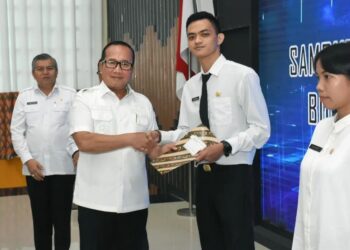Bupati Kubu Raya Sujiwo menyerahkan Surat Keputusan (SK) Bupati Kubu Raya kepada 34 Calon Pegawai Negeri Sipil (CPNS) di lingkungan Pemerintah Kabupaten Kubu Raya, Rabu (30/4/2025)