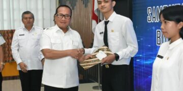 Bupati Kubu Raya Sujiwo menyerahkan Surat Keputusan (SK) Bupati Kubu Raya kepada 34 Calon Pegawai Negeri Sipil (CPNS) di lingkungan Pemerintah Kabupaten Kubu Raya, Rabu (30/4/2025)