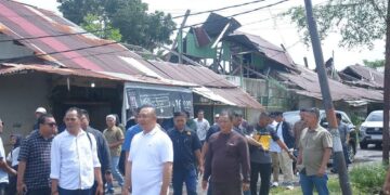 Bupati Ketapang, Alexander Wilyo saat meninjau kondisi pasar baru dan rangga sentap. Foto: Prokopim.