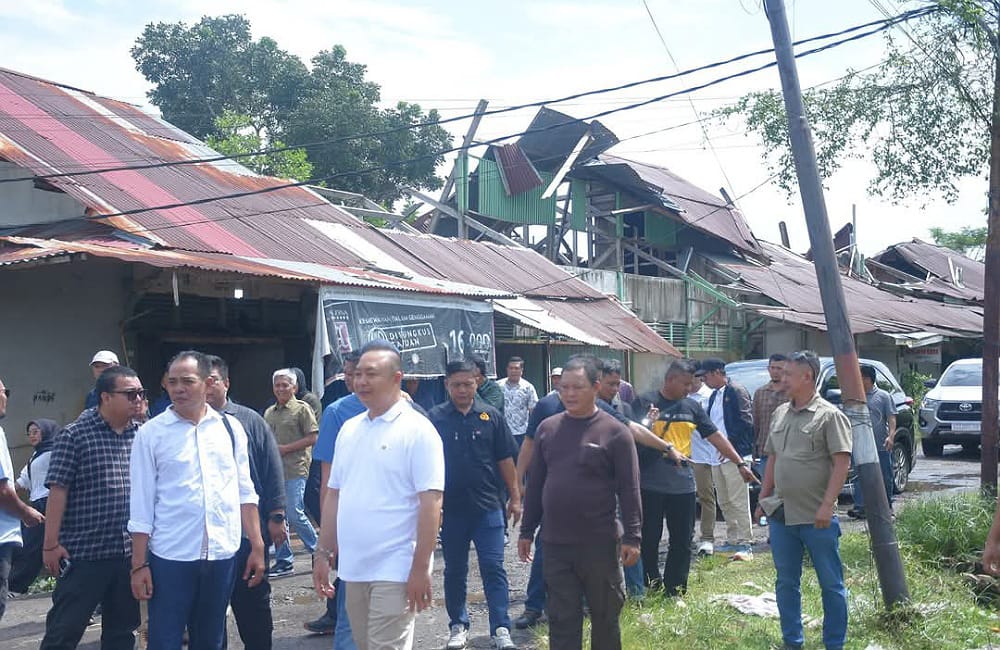 Bupati Ketapang, Alexander Wilyo saat meninjau kondisi pasar baru dan rangga sentap. Foto: Prokopim.