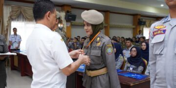 Wali Kota Pontianak Edi Rusdi Kamtono memasangkan tanda peserta pembekalan bagi ASN Satpol PP Kota Pontianak dan Dinas Perhubungan Kota Pontianak.