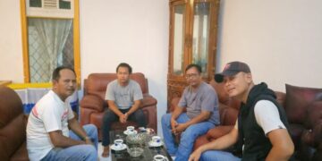 Abdul zamad dengan beberapa tamu saat ditemui di kediamannya.