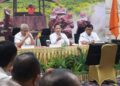 Menteri Lingkungan Hidup Hanif Faisol Nurofiq didampingi Sekda Kalbar, Harisson dan Sekretaris Jenderal Gabungan Pengusaha Kelapa Sawit Indonesia (GAPKI) Muhammad Hadi Sugeng saat konsolidasi kesiapsiagaan personil dan pengendalian kebakaran lahan di Provinsi Kalimantan Barat. Bertempat di Hotel Ibis, Pontianak. Sabtu (17/05/2025). Foto : Deny Wahyu Hendrata.