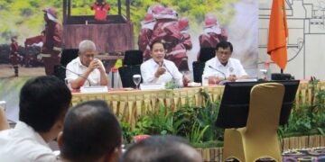 Menteri Lingkungan Hidup Hanif Faisol Nurofiq didampingi Sekda Kalbar, Harisson dan Sekretaris Jenderal Gabungan Pengusaha Kelapa Sawit Indonesia (GAPKI) Muhammad Hadi Sugeng saat konsolidasi kesiapsiagaan personil dan pengendalian kebakaran lahan di Provinsi Kalimantan Barat. Bertempat di Hotel Ibis, Pontianak. Sabtu (17/05/2025). Foto : Deny Wahyu Hendrata.