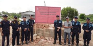 Tim pengawas stasiun SDKP saat menyegel PT AJK di kecamatan teluk batang Kayong Utara. Foto ( Tangkapan Layar)