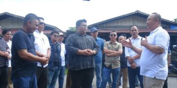 Bupati Alex berdiskusi dengan Ketua KADIN dan HIPMI di sela-sela peninjauan Pasar Baru dan Rangga Sentap. Foto: Prokopim.
