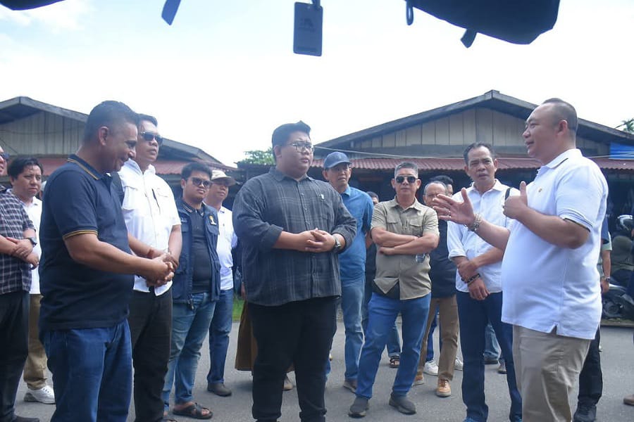 Bupati Alex berdiskusi dengan Ketua KADIN dan HIPMI di sela-sela peninjauan Pasar Baru dan Rangga Sentap. Foto: Prokopim.