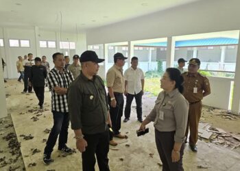 Bupati Alexander Wilyo ketika meninjau kondisi RS Pratama Sandai. Foto: Prokopim Pemkab Ketapang.