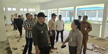 Bupati Alexander Wilyo ketika meninjau kondisi RS Pratama Sandai. Foto: Prokopim Pemkab Ketapang.