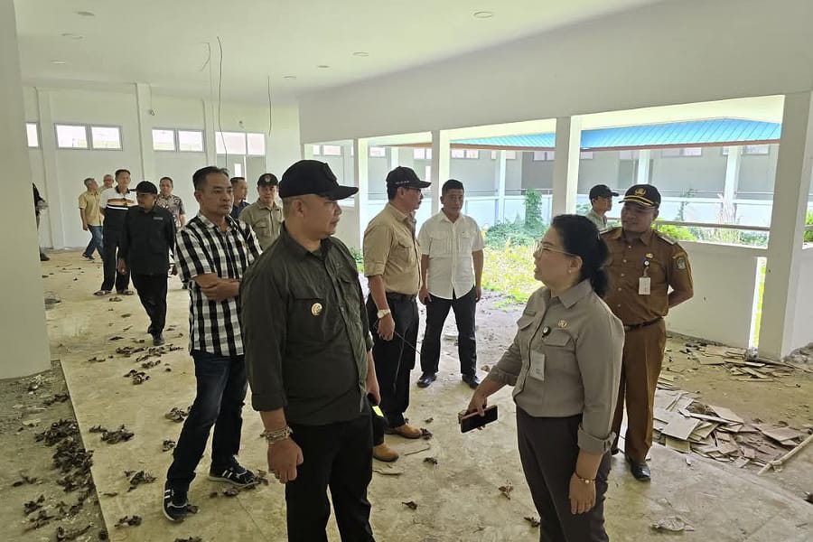 Bupati Alexander Wilyo ketika meninjau kondisi RS Pratama Sandai. Foto: Prokopim Pemkab Ketapang.