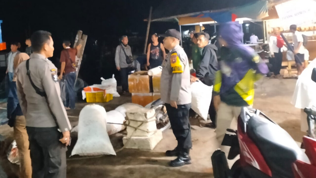 Kepolisian Resor Kubu Raya menggelar patroli skala besar di sejumlah titik pelabuhan penyeberangan yang menjadi pusat aktivitas masyarakat, Sabtu (17/5) pukul 20.00 WIB.