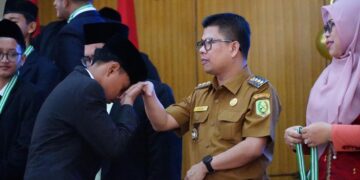 Bupati Satono hadir dalam acara pelepasan siswa SD dan SMP IT Sulthoniyah yang digelar di Aula Utama Kantor Bupati Sambas pada Selasa (20/5/2025).