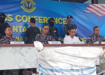 Lantamal XII Pontianak Gagalkan Penyelundupan Pakaian Bekas Malaysia Senilai Rp165 Juta