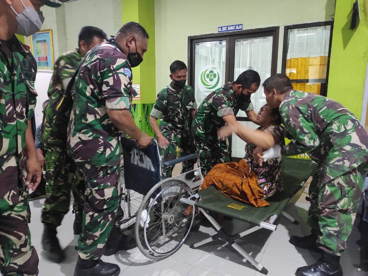 Personil TNI membantu akseptor yang baru saja menjalani operasi MOW. Foto:Sigit Priyono/Jurnalis.co.id