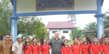 Bupati Alex bersama siswa siswi SMPN 4 Sungai Laur, Selasa (06/05/2025). Foto: Prokopim Pemkab Ketapang.