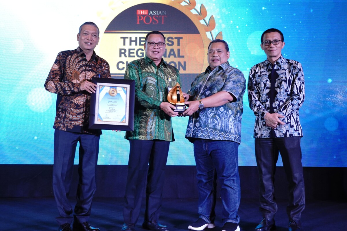Dirut Bank Kalbar, H Rokidi menerima penghargaan Financial Regional Champion 2025