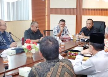 Bupati Ketapang memimpin rapat evaluasi BUMD dan Perumda. Foto: Prokopim Pemkab Ketapang.