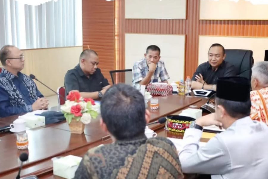 Bupati Ketapang memimpin rapat evaluasi BUMD dan Perumda. Foto: Prokopim Pemkab Ketapang.