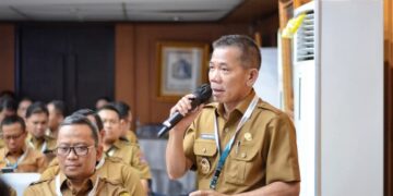 Wabup Jamhuri ketika menyampaikan aspirasi masyarakat pada rakor teknis Perumahan. Foto: Prokopim Pemkab Ketapang.